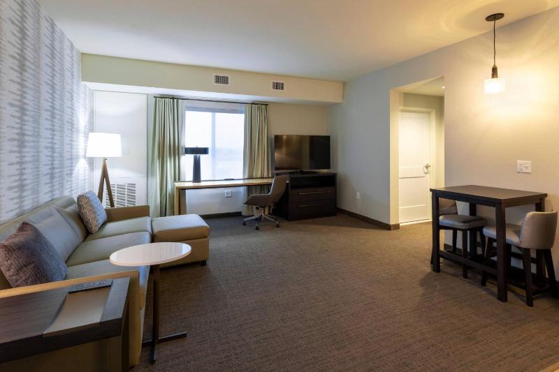 1 Bedroom Suite, 1 King, Sofa bed image 4