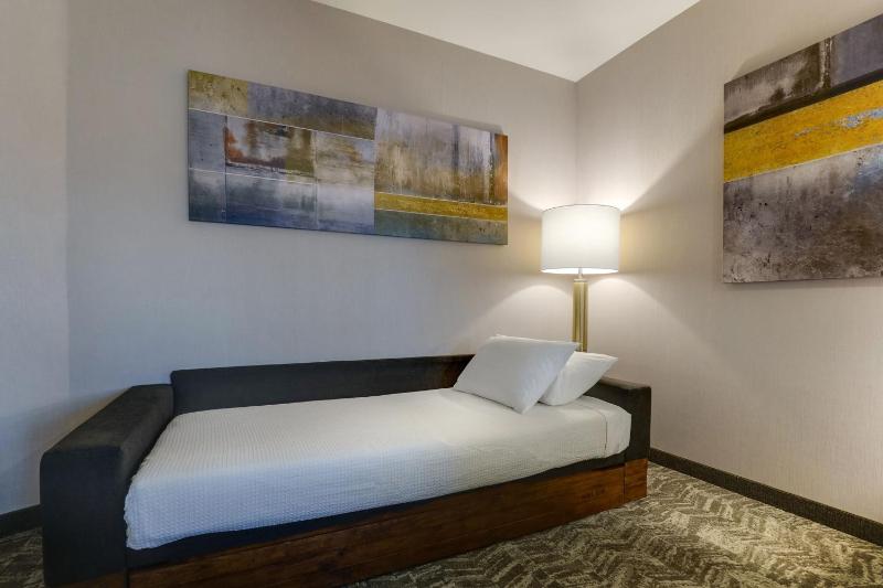 King Room with City View image 2