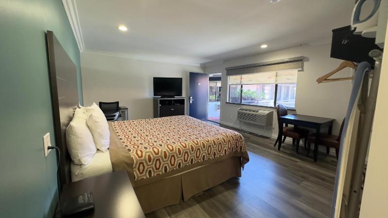 Deluxe King Room image 4
