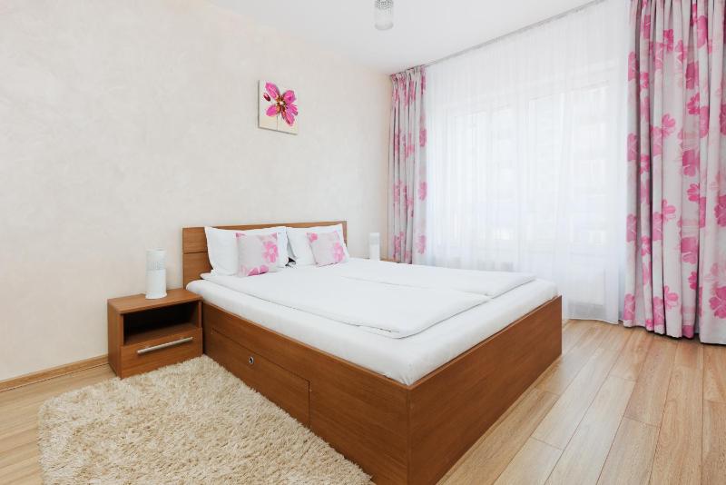 Magenta Apartment with Balcony image 3