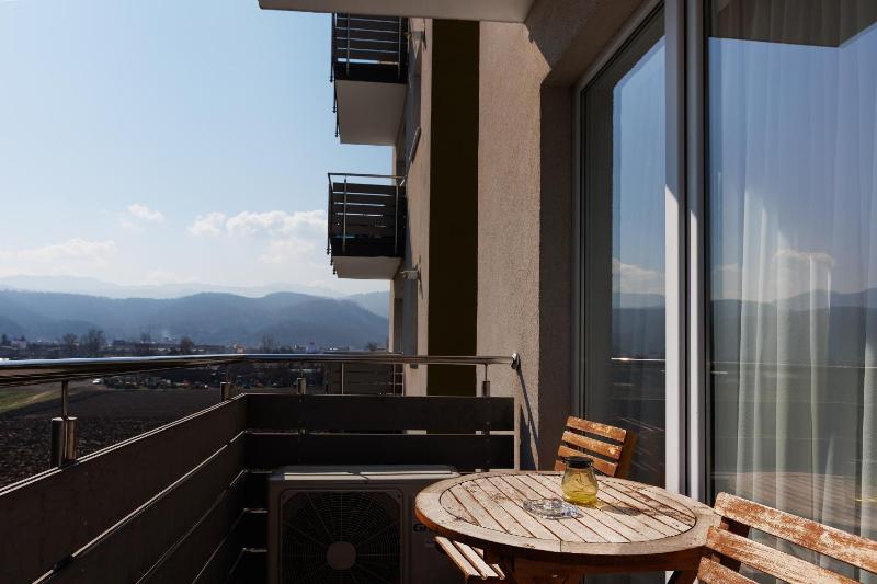 Magenta Apartment with Balcony image 4