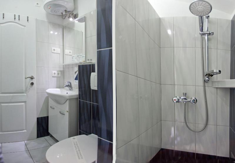 Superior One Bedroom Apartment image 3