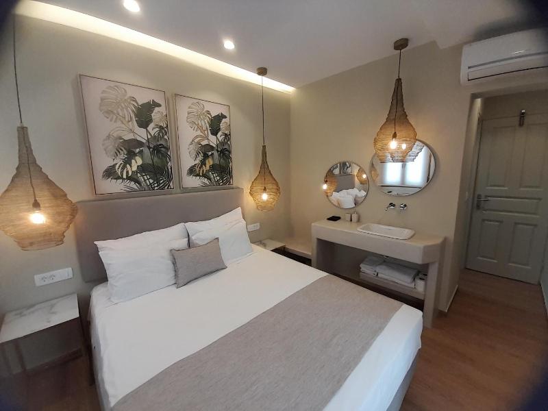 Standard Double Room image 4