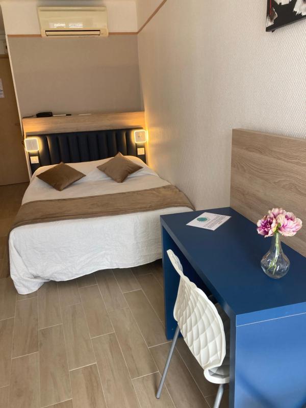 Double Standard Room with Sea View image 3