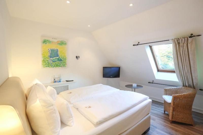 Economy Double Room image 4