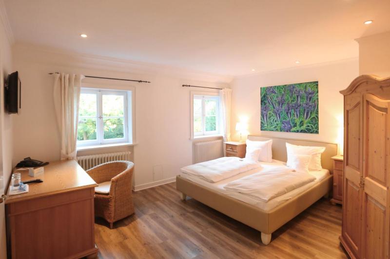 Economy Double Room image 3