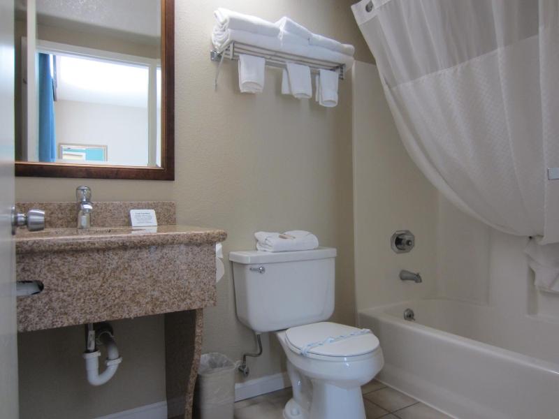 Queen Room - Non-Smoking image 3