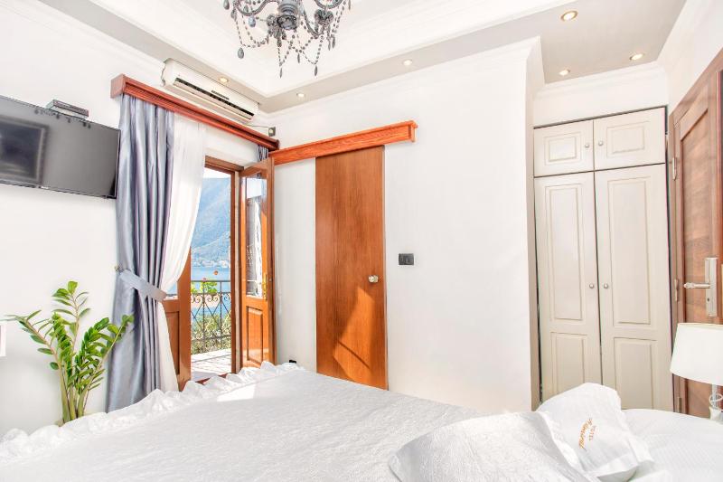 Double Room with Balcony and Sea View image 3