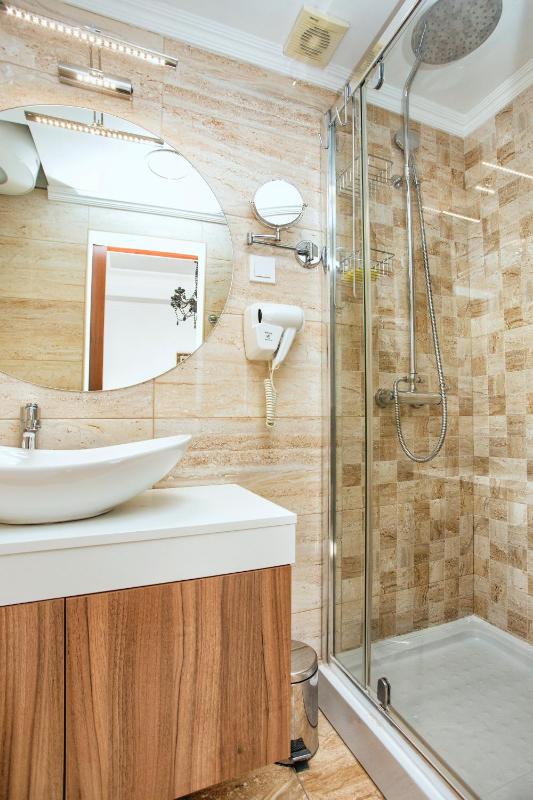 Double Room with Balcony and Sea View image 4