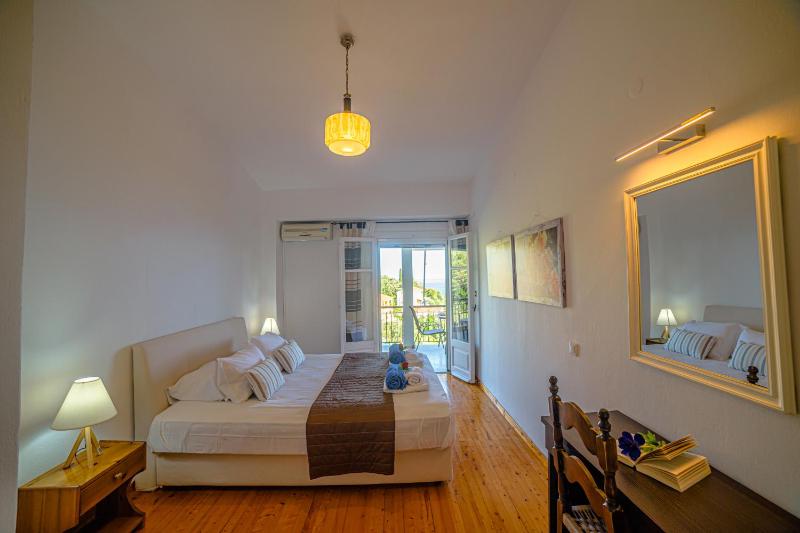 Apartment Zeus with private pool and sea view - image 18