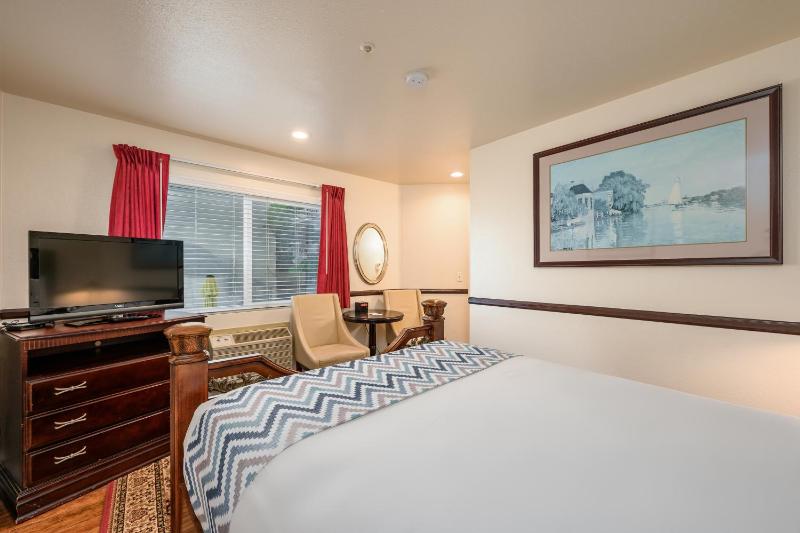 Standard King Room image 3