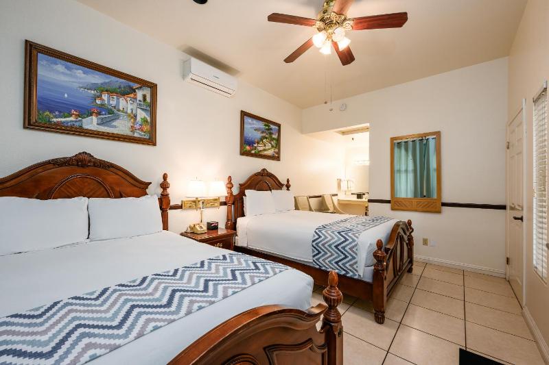 Standard Quadruple Room image 4