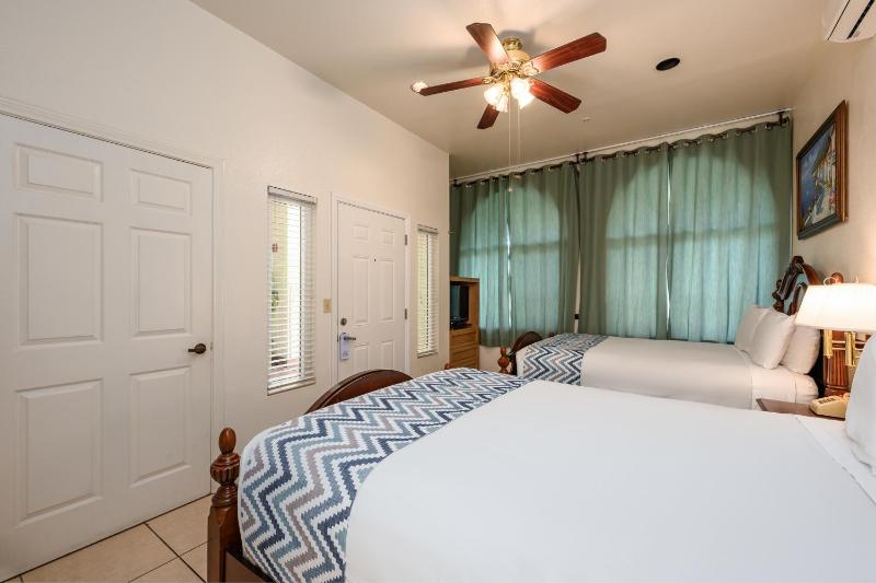 Standard Quadruple Room image 1