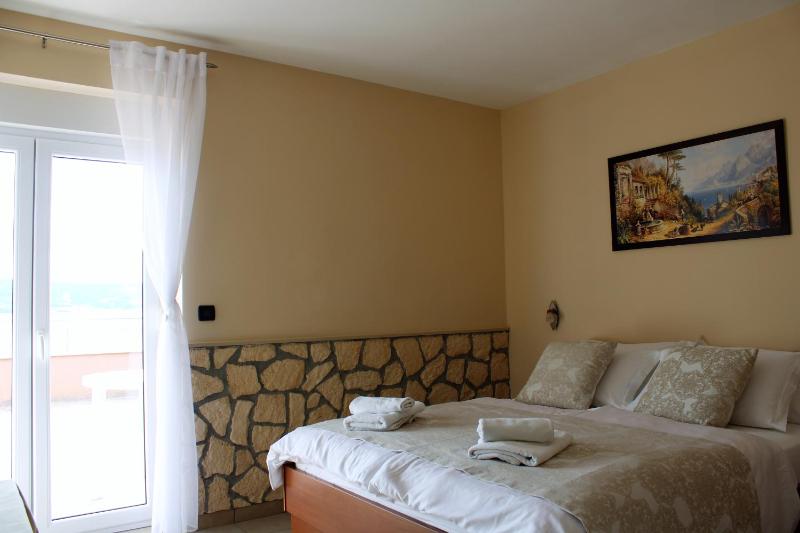 Deluxe Triple Room with Sea View image 3