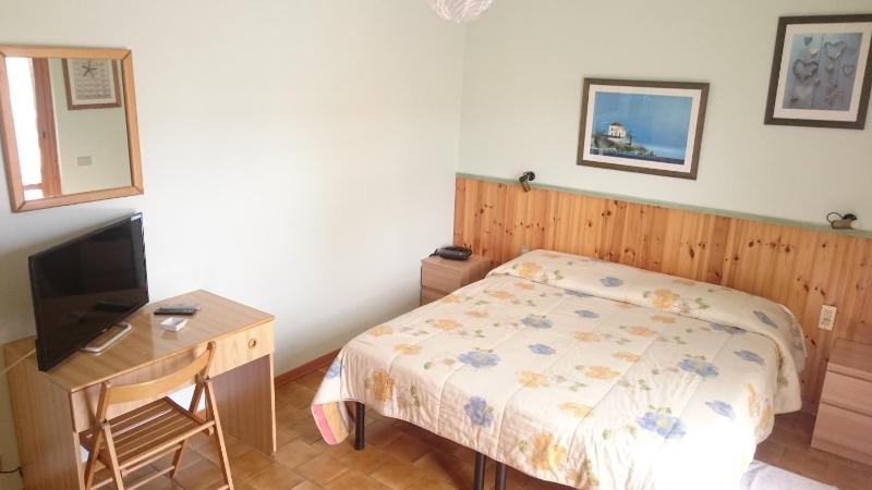 Standard Double Room image 3