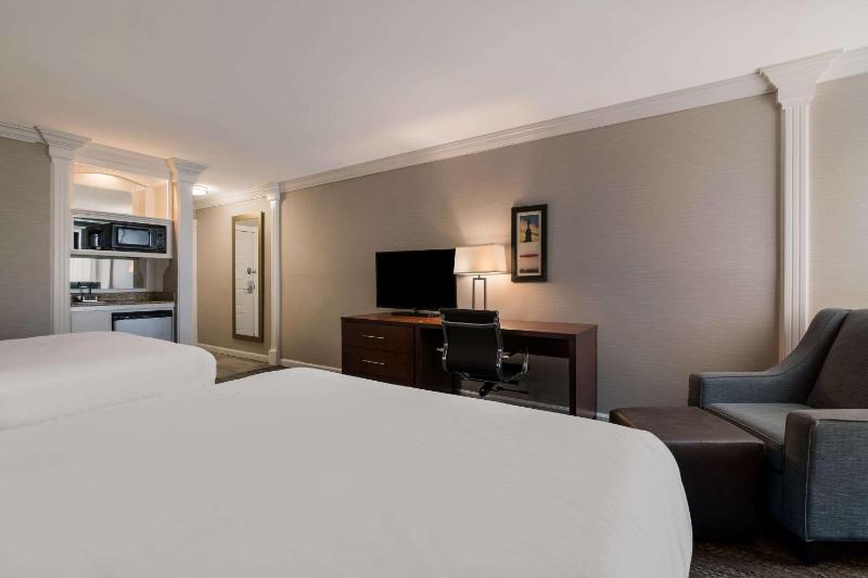 Queen Room with Two Queen Beds - Non-Smoking image 4