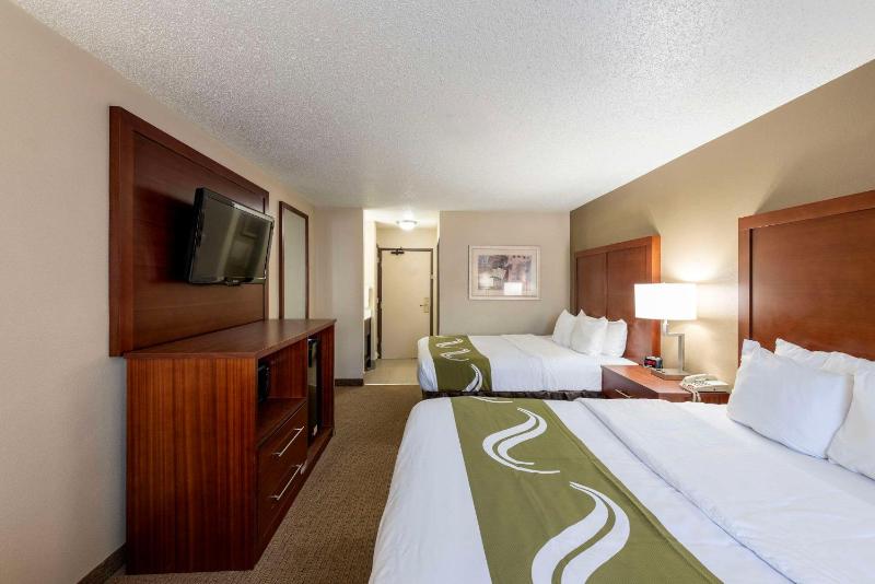 Queen Room with Two Queen Beds - Non-Smoking image 1
