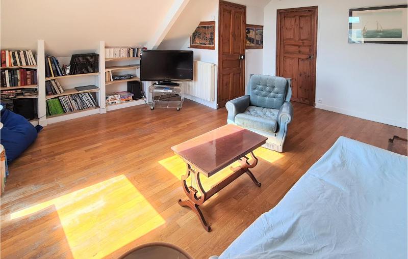Stunning Home In Perros-Guirrec With Wifi - image 30