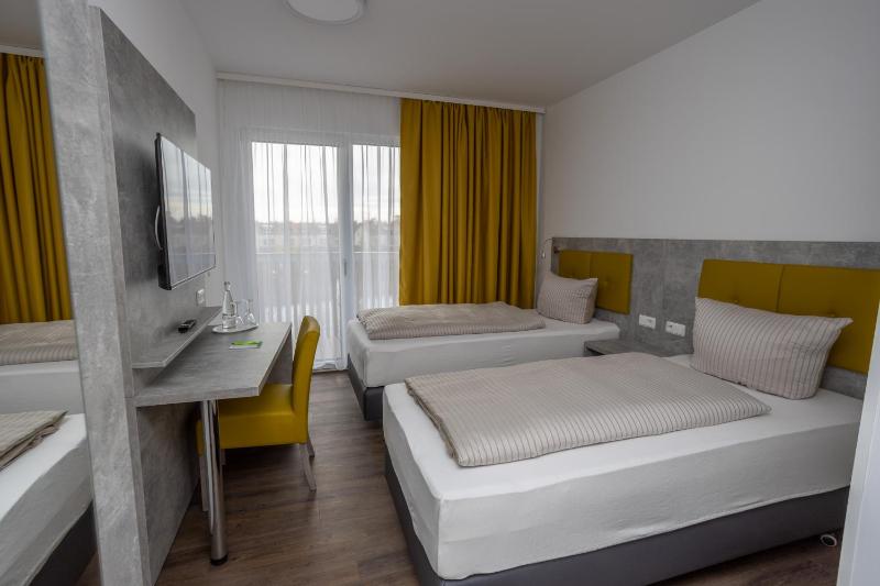Single Room with Lake View image 1