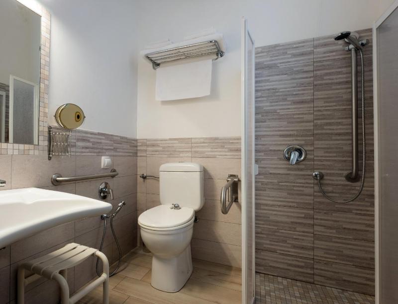 Classic Double/Twin Room image 3