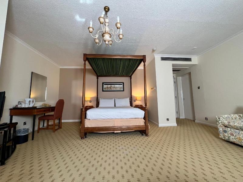 Double Room with Four Poster Bed image 4