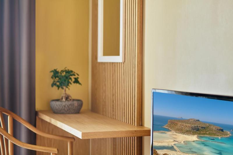 Economy Double Room with Garden View - Semibasement image 4