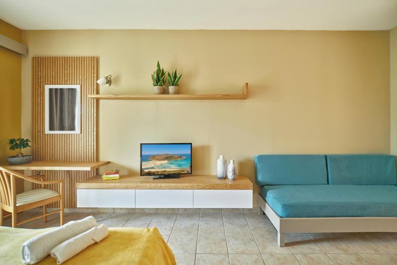 Economy Double Room with Garden View - Semibasement image 1