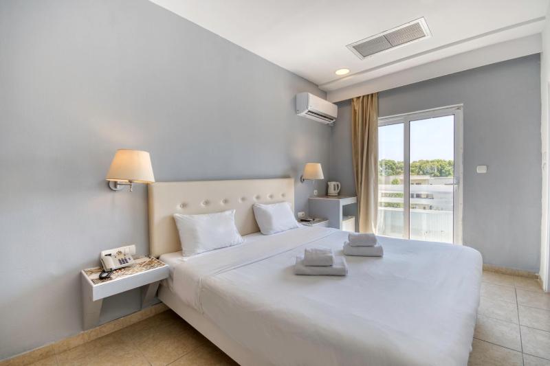 Double Room with Balcony image 1