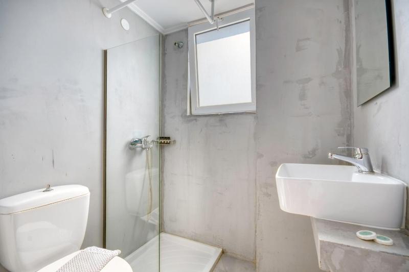 Double Room with Balcony image 2