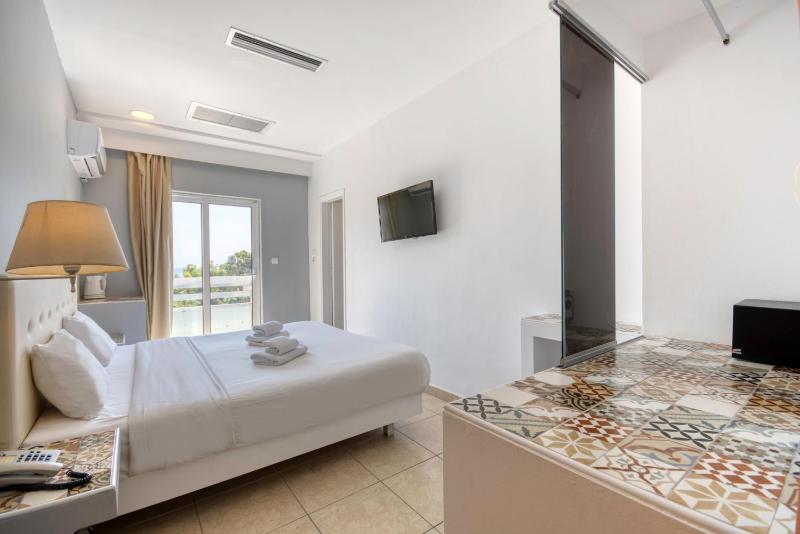 Double Room image 3