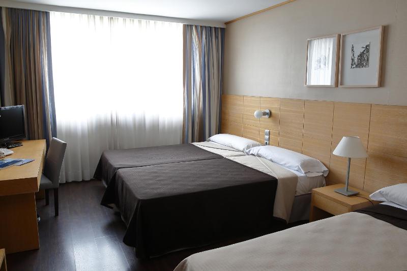 Standard Triple Room image 2