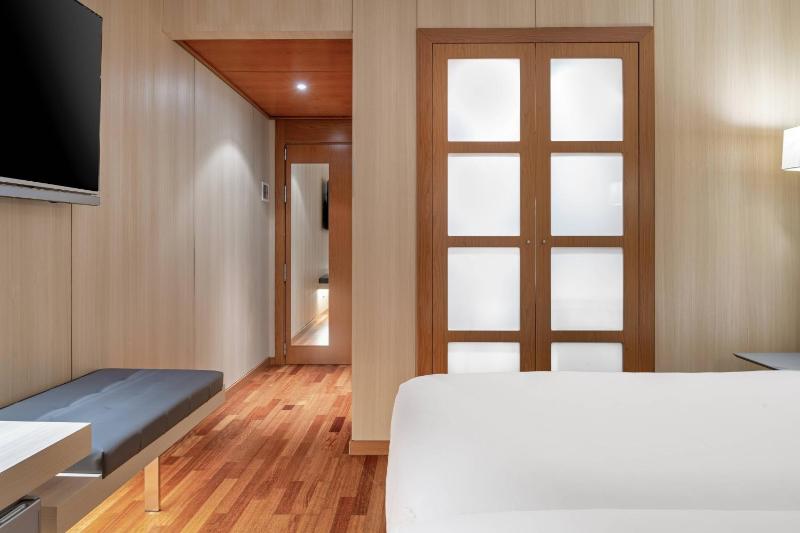 Standard Twin Room with City View image 4