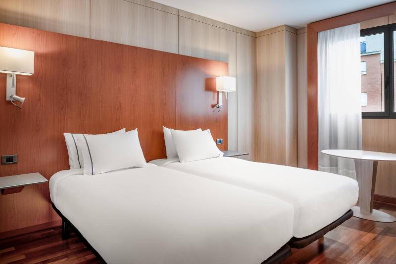 Standard Twin Room with City View image 1