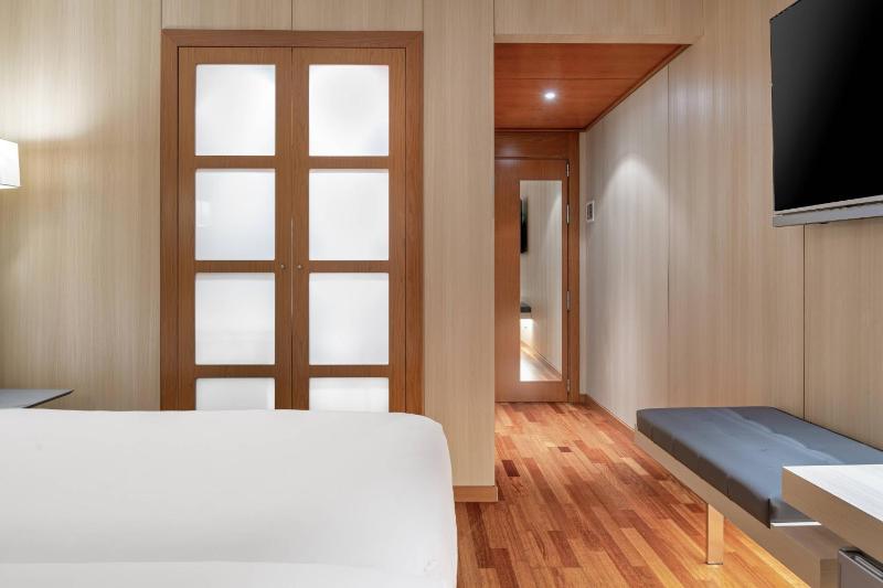 Standard Plus Twin Room image 3