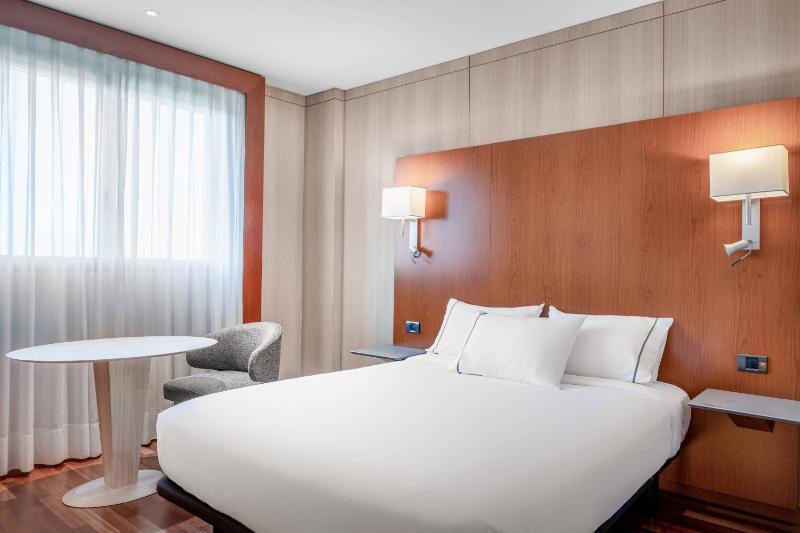 Standard Queen Room with City View image 1