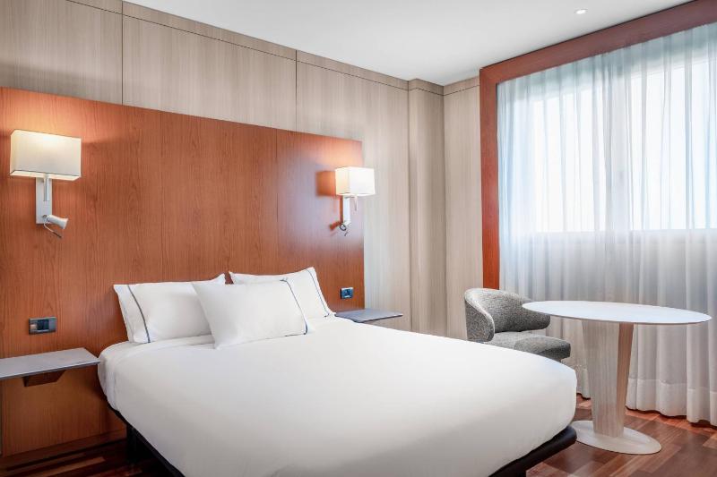Standard Plus Queen Room with City View image 1