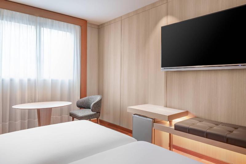 Standard Twin Room with City View image 3
