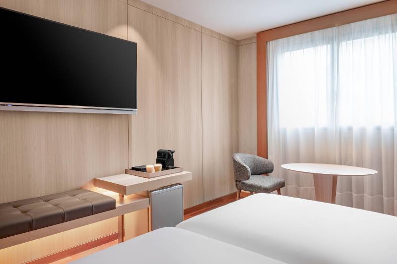 Standard Plus Twin Room image 4