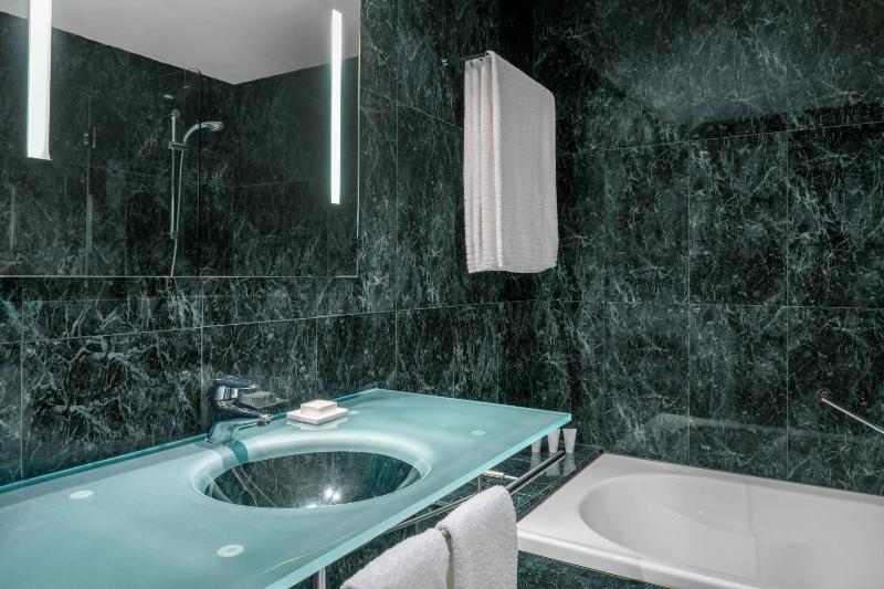 Standard Twin Room with City View image 2