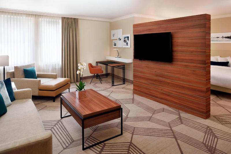 Family Suite with Sofa image 3