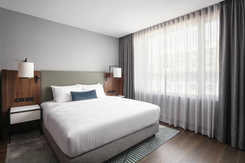 Club Guest Room, M Club access, 1 King image 1