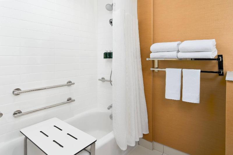 Queen Room with Two Queen Beds - Hearing Accessible image 3