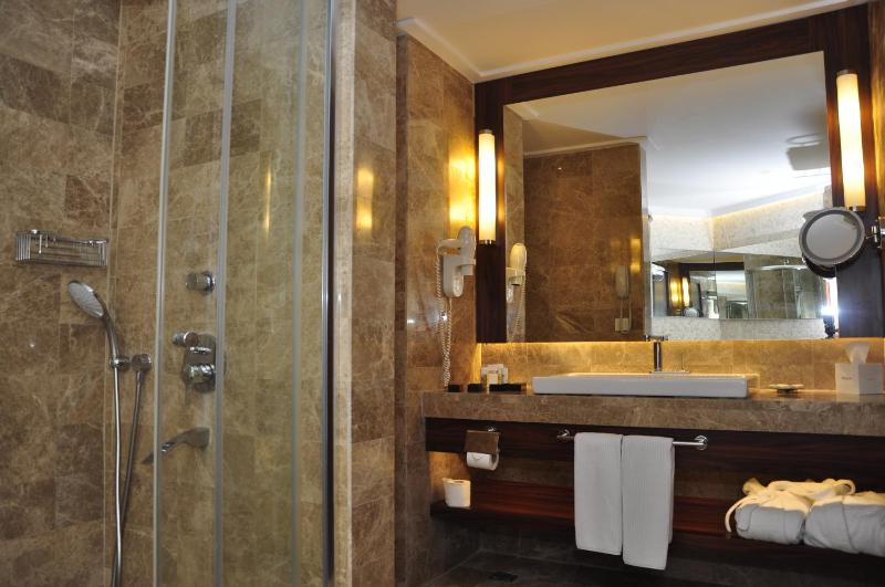 Budget Double or Twin Room (2 Adults + 1 Child) image 2
