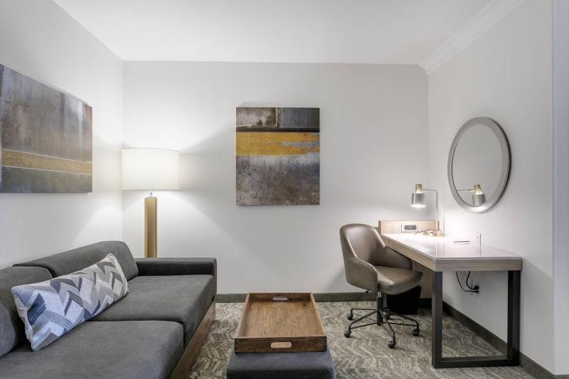 Suite, 1 King, Sofa bed, Trundle bed image 2