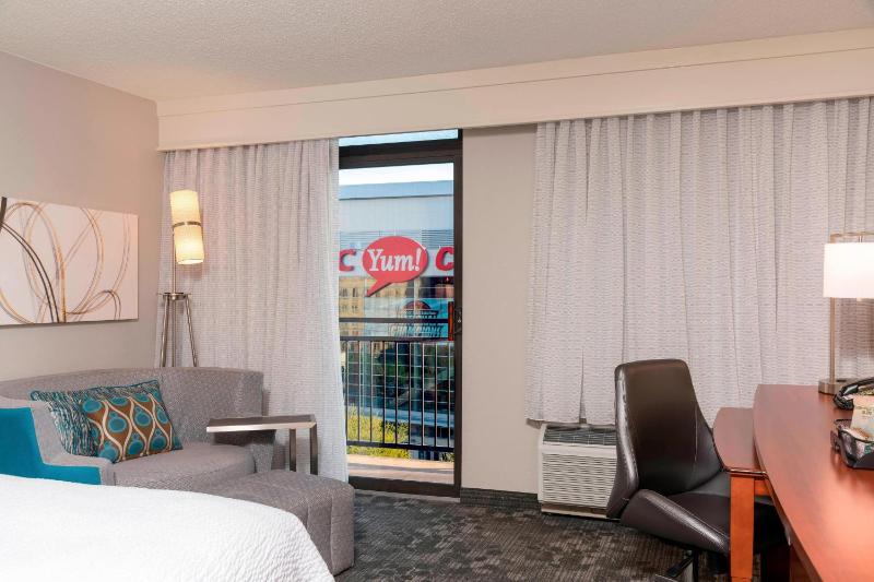 Courtyard by Marriott Louisville Downtown - image 17