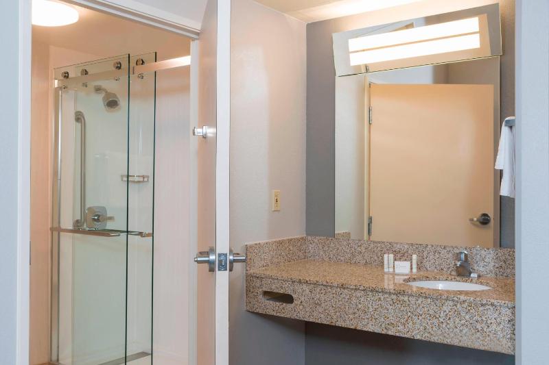 Courtyard by Marriott Louisville Downtown - image 13