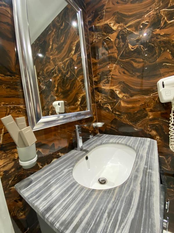Deluxe Suite with Spa Bath image 3