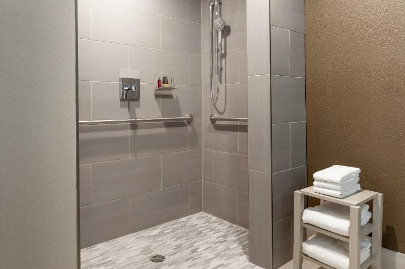 King Room with Adapted Tub - Mobility Accessible image 3
