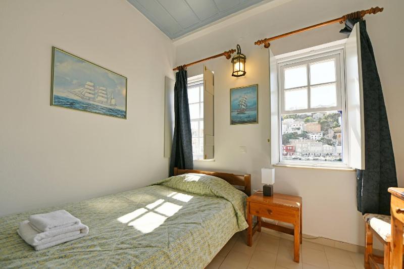Single Room with Sea View image 3