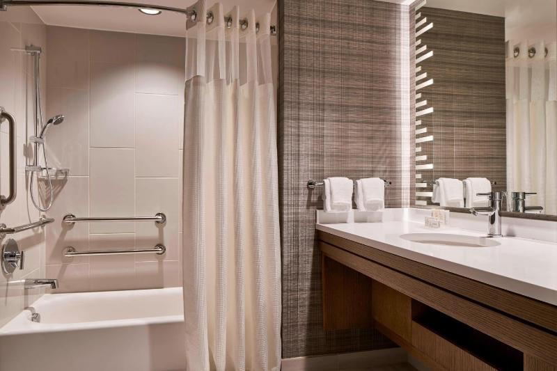 Courtyard by Marriott Washington Downtown/Convention Center - image 11
